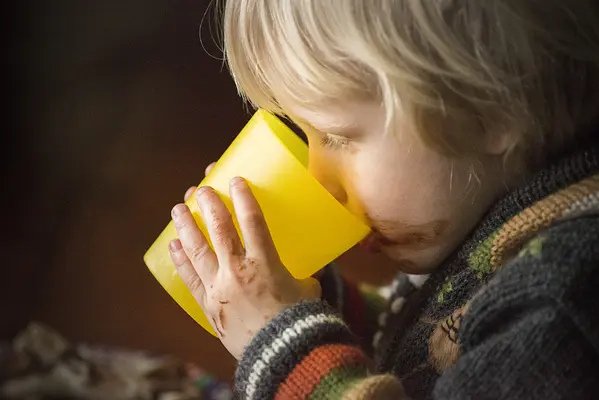 O dilema da bebida antes de dormir: quando parar de beber líquidos em noites secas