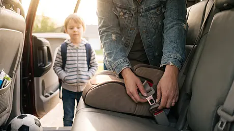 Seggiolini e rialzi quando guidi con altri bambini
